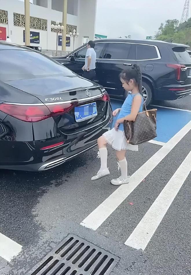 一辆不值钱的“奔驰E300L”,让学生家长被嘲笑:现实点吧,别心比天高