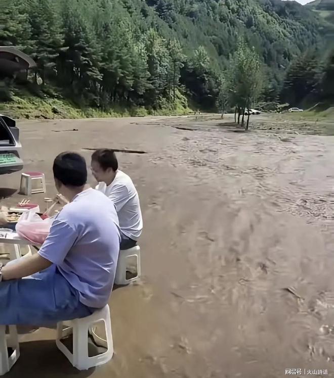 黄仁勋接特朗普电话,顺手亮了新手机