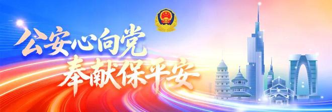 那一分,滑倒的辛纳迅速起身,终于稳稳捧起了温网金杯