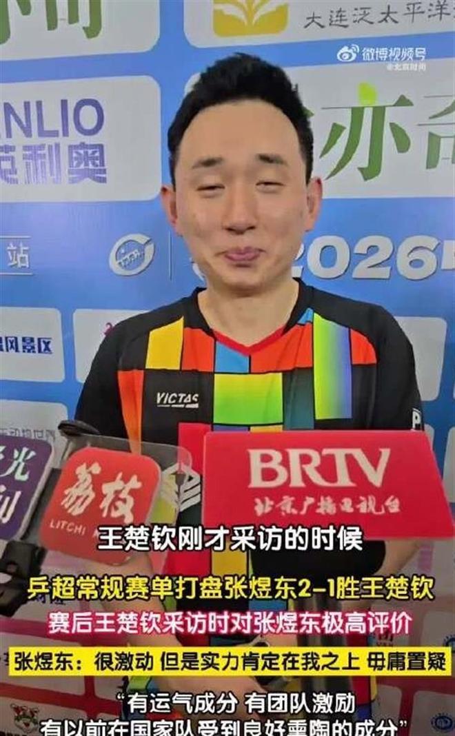 笑趴了!第一次见小汪宝要哭的样子,筱梅跟小汪宝穿母子装好帅气