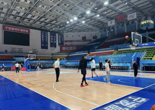 记者:洛夫顿、王哲林留在上海治疗,将缺席客战宁波的比赛