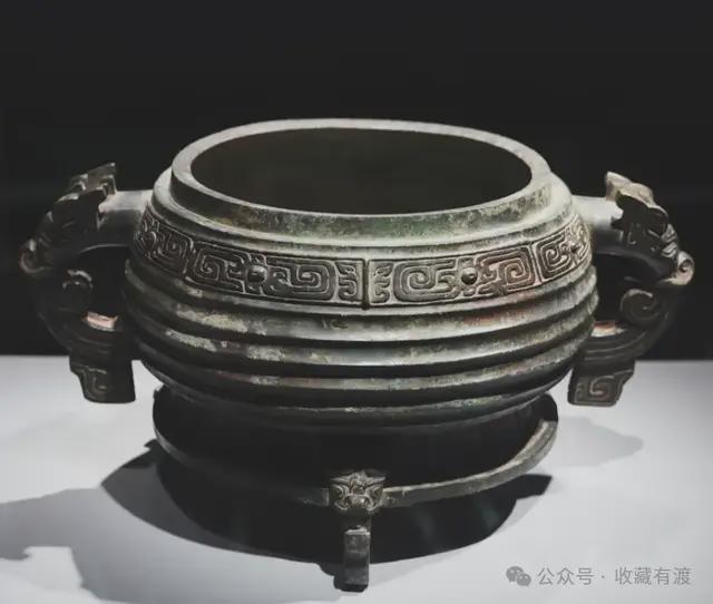 青岛女子逛博物馆,忽然手指一件文物说:这大碗是不是缺个盖子?在我家里呢