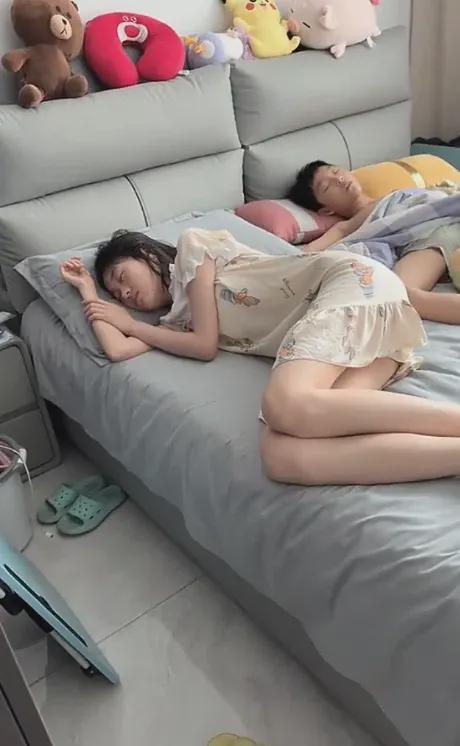 “还不分床,等着看德国骨科?”家长晒姐弟俩午睡一幕,让过来人直言:你会后悔的