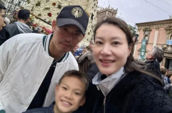 林丹一家现在在西班牙生活,没创业,显得比邹市明有钱多了