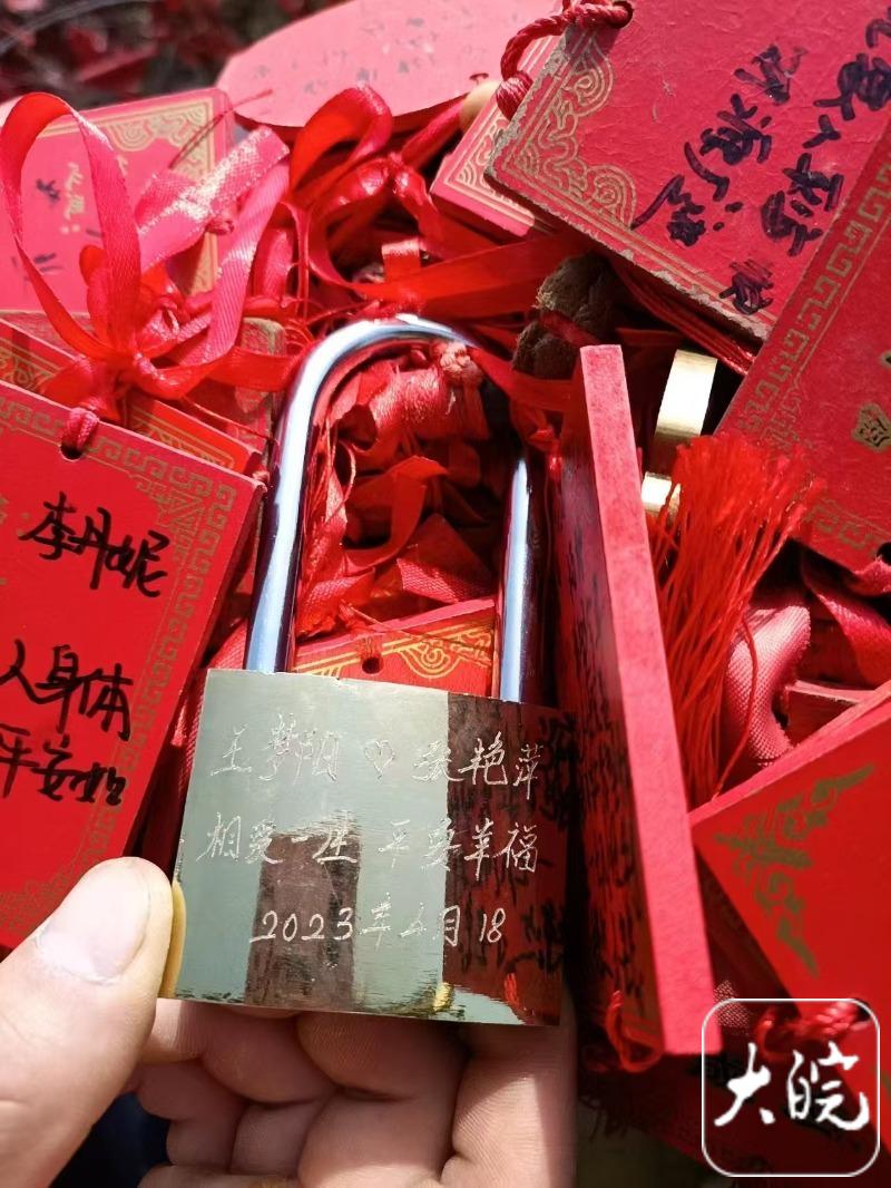 老君山生锈同心锁火出圈,锁主:我们已拥有可爱女儿