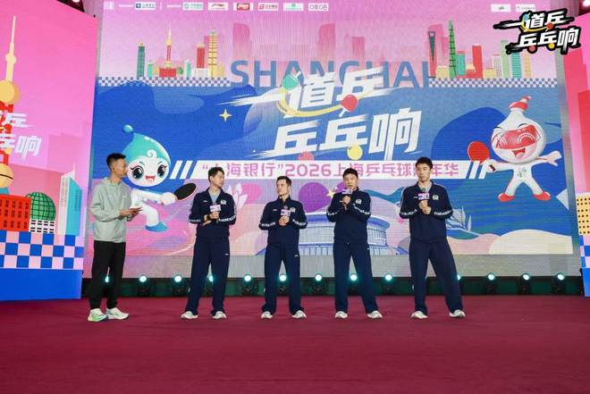 62岁马云现身NBA中国赛！猛拍成龙大腿 与贝克汉姆蔡崇信热聊