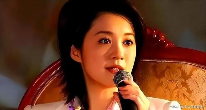 他是上海知名演员，娶流行歌手为妻，如今18岁女儿长得很像他