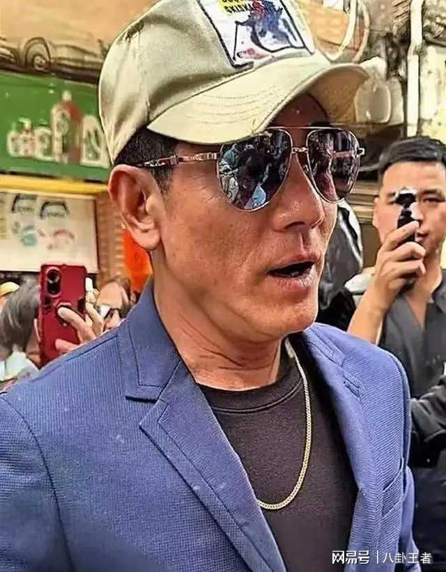 方媛好能忍!郭富城本人满脸皱纹,还有老年斑,个子不高像小老头