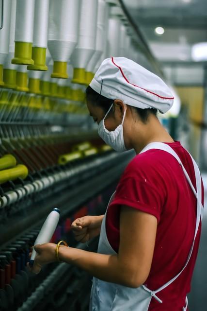 黑色短裙:那不是界限,是我在行走中重新确认步伐幅度的标记