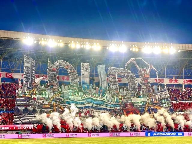 湘超娄底球迷赛前打出大幅TIFO，致敬钢铁之城的力量