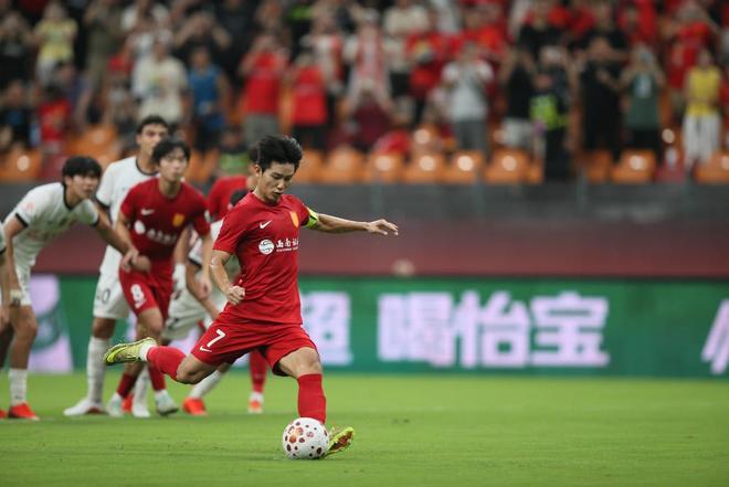 重庆铜梁龙2:3不敌上海海港六轮不胜,向余望点球破门莱昂纳多梅开二度