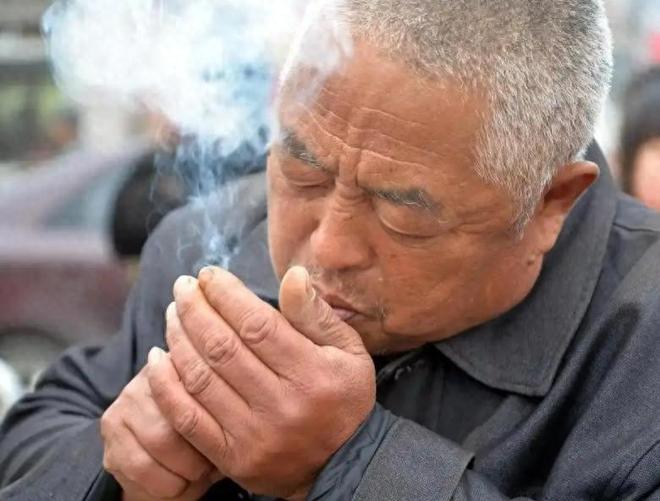 调查285名抽烟的老人,发现:爱抽烟的老人,背后有6点原因
