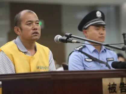 法庭上杀人犯当场质问法官:“我明明杀了四个女人,你们为什么说我杀了3个?”