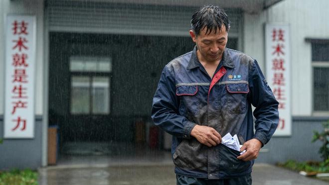 公司裁员只裁我,拿三万走人,前同事告知老板花五十万挖我