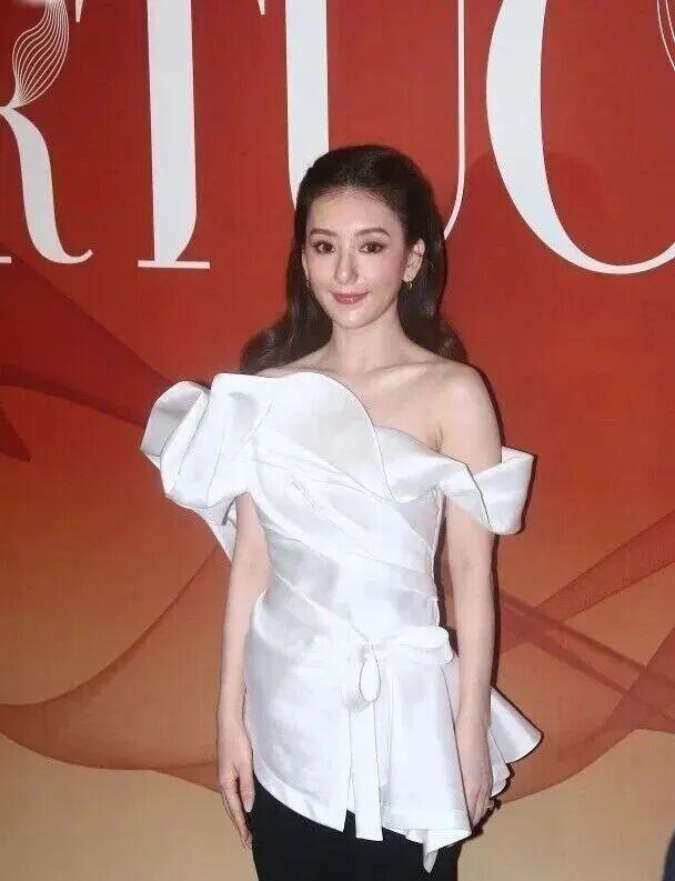 方媛被工作人员带走,真是因为嫁到香港九年还听不懂粤语吗?