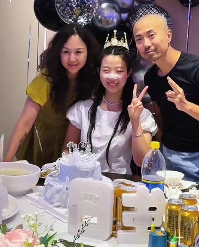他是上海知名演员,娶流行歌手为妻,如今18岁女儿长得很像他
