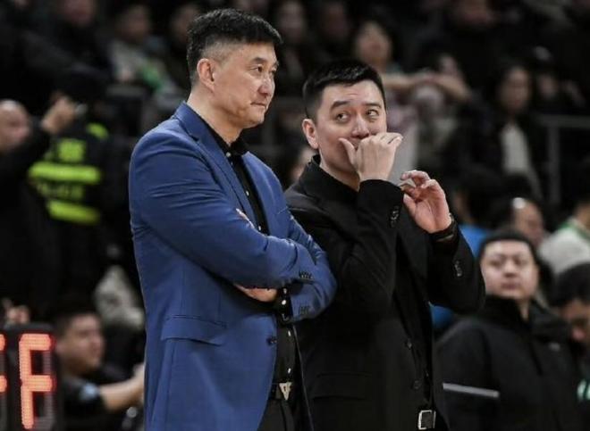 杨鸣:杜锋一直肩扛压力顶着球队前进,每个教练员都值得尊重