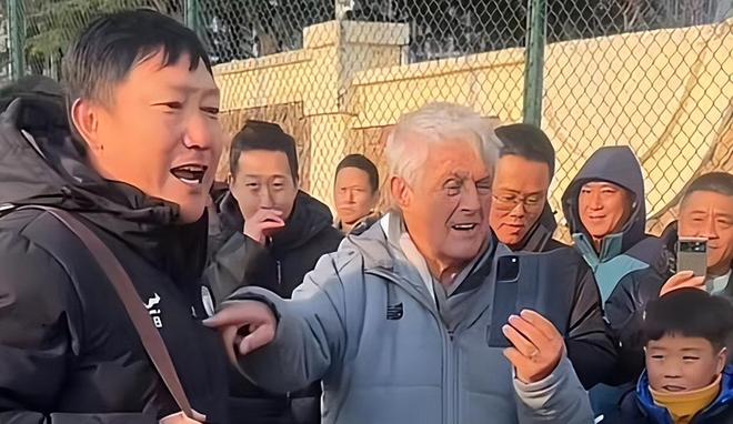 意外!他是最接近签约费耶诺德的国足锋霸,如今已退役投身青训