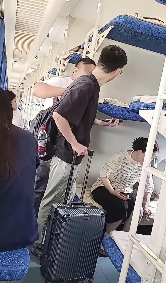 夸安萨受伤加深英格兰右后卫危机 图赫尔承认“寻找答案越来越难”