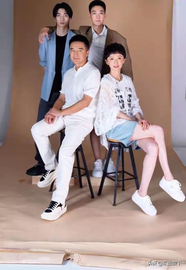 何晴去世9月,许亚军一家拍全家福继母关心,许何的表情说明问题