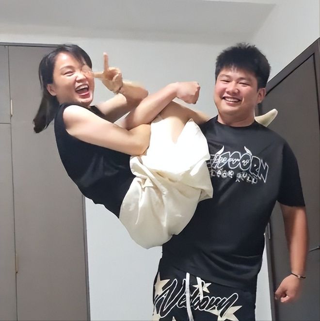 “眼神都拉丝了！”家长晒母子互动视频，引全网不适：儿大不避母的结果