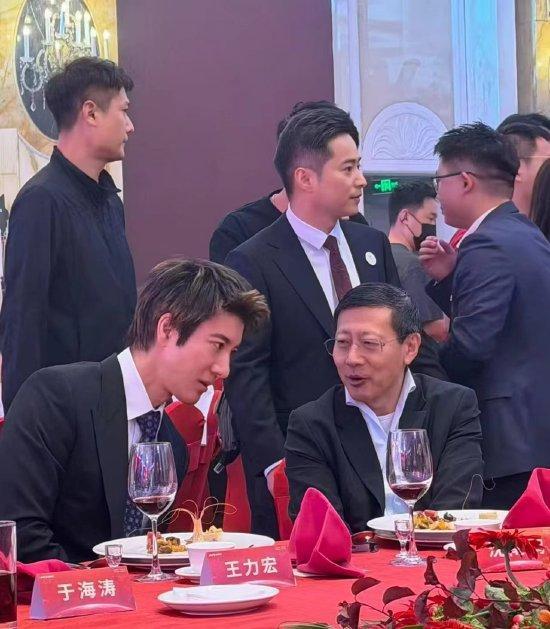 宇树上市庆功照流出 “投资教父”沈南鹏露面 与王力宏邻座相谈甚欢