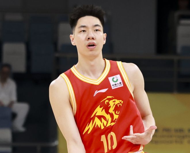 广厦官宣首批注册10人：朱俊龙吴骁续约3年C类 赵岩昊仍在谈判