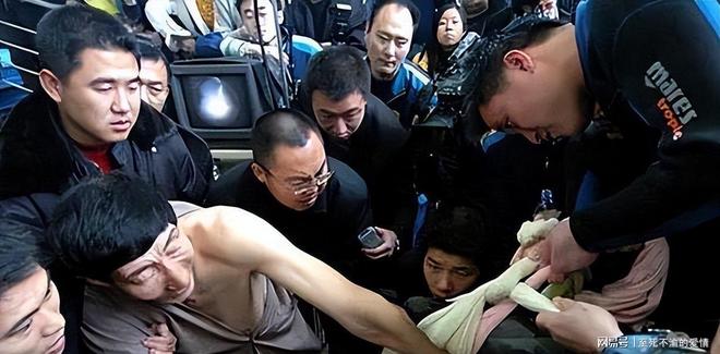 黄晓明一句“我帮了太多白眼狼!”引爆热搜,他这话是在说当年那个他要保护一辈子的人吗?