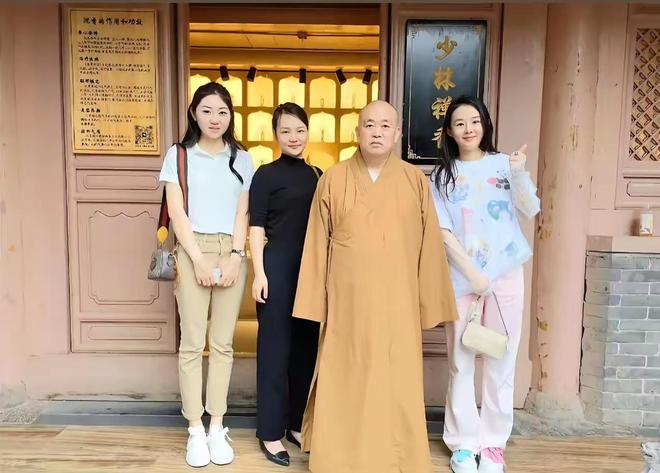 郑钦文中网夺冠配图,掀起舆论风波!一张赛场抓拍,引爆“低级红高级黑”的巨大争议
