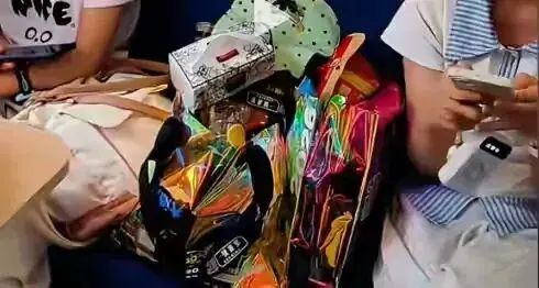 大反转！2女孩买票占座放零食后续：铁路局道歉！我们错怪求让座女子了！网友炸锅