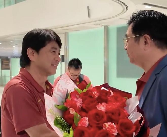 宋凯现场接机U17国足,感谢浮嶋敏创造历史并给全员戴花环