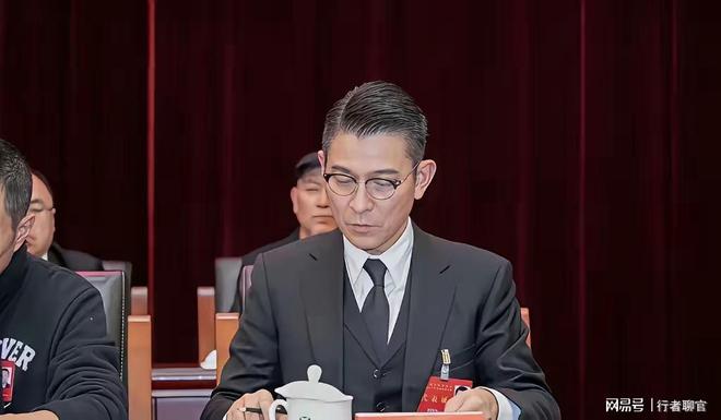 65岁刘德华登新闻联播冲上热搜：四十载沉淀，影协副主席职位加身