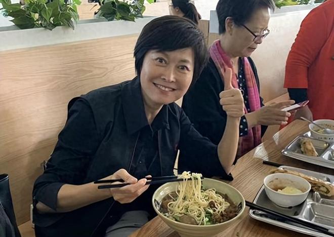 敬一丹刚离开我们,75 岁刘晓庆又因心梗传闻引热议