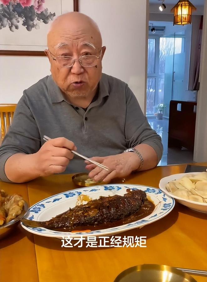 老人因“鱼头对自己”怒斥小辈,被怼到哑口无言:没生在紫禁城,就别那么多穷规矩!