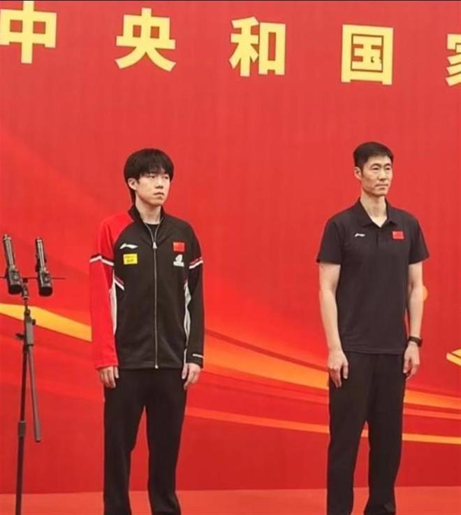 笑趴了!第一次见小汪宝要哭的样子,筱梅跟小汪宝穿母子装好帅气