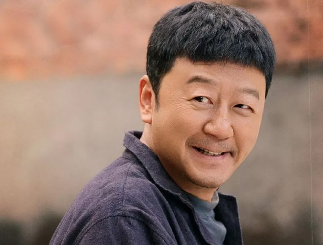 玥儿和筱梅逛街同框!背影神似年轻大S,一家人团聚画面太暖心