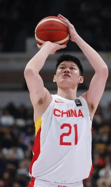 中国男篮：杨瀚森低迷贺希宁8中1，核心后卫21+7，奇兵13分