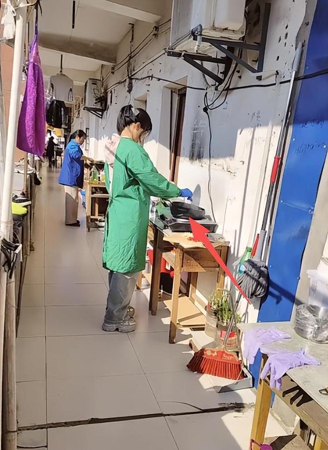 “越穷越爱瞎折腾”,陪读妈妈排队炒菜一幕火了,被嘲:没苦硬吃