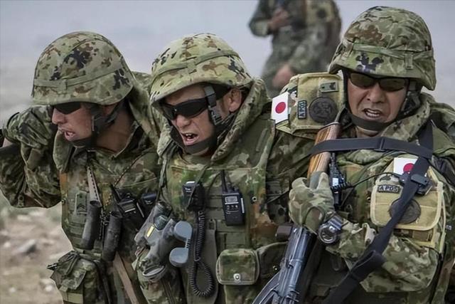 大批日本人涌上前线,手举国旗加入乌军,要和朝鲜大军正面厮杀